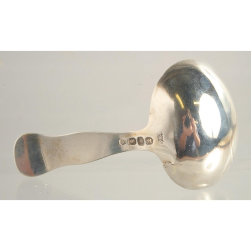 1554 - A GEORGE IV SILVER QUEEN'S PATTERN CADDY SPOON. London 1827.