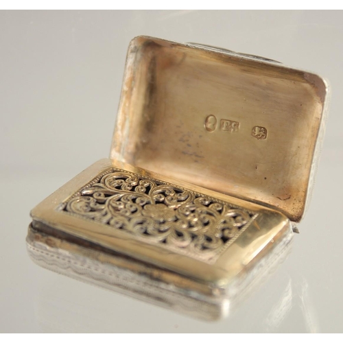 1561 - A GEORGIAN ENGRAVED SILVER VINAIGRETTE.