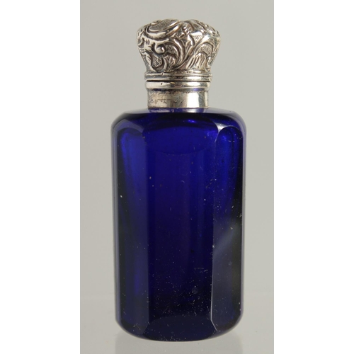 1567 - A BRISTOL BLUE SILVER TOP SCENT BOTTLE. 2.25ins long.