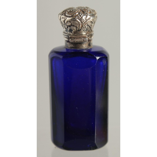 1567 - A BRISTOL BLUE SILVER TOP SCENT BOTTLE. 2.25ins long.