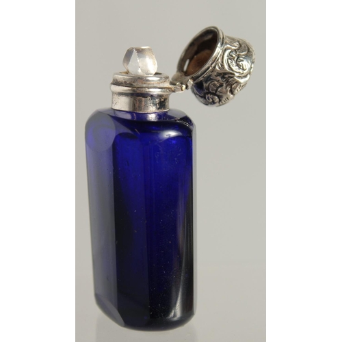 1567 - A BRISTOL BLUE SILVER TOP SCENT BOTTLE. 2.25ins long.