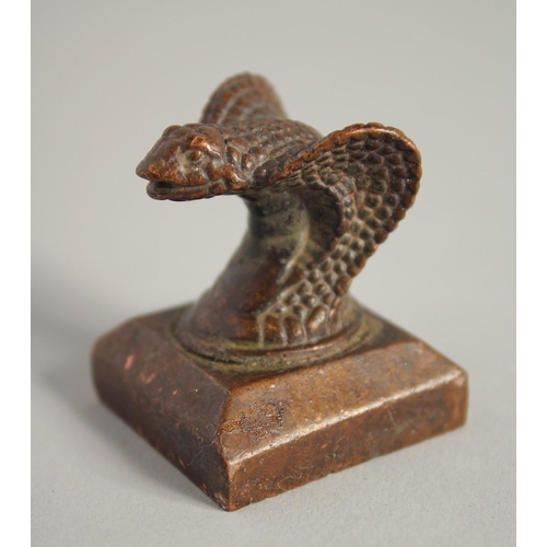 1590 - A JAPANESE BRONZE SNAKE SEAL.