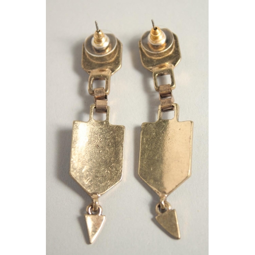 1618 - A PAIR OF ART DECO DESIGN DROP EARRINGS.