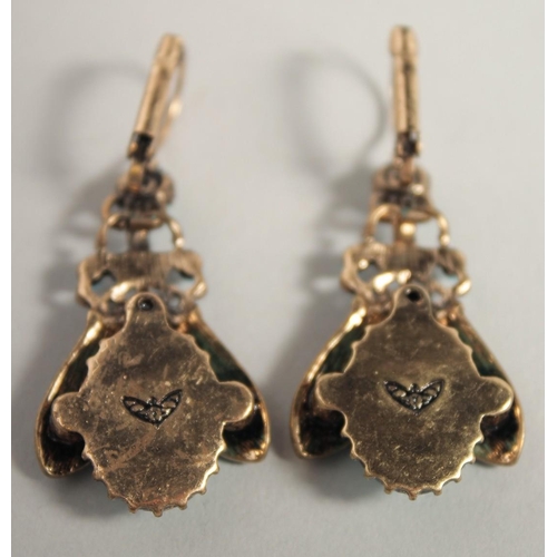 1620 - A PAIR OF FLY DESIGN DROP EARRINGS.