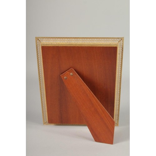 1652 - AN UPRIGHT GILDED PHOTOGRAPH FRAME 10.5ins x 8ins.