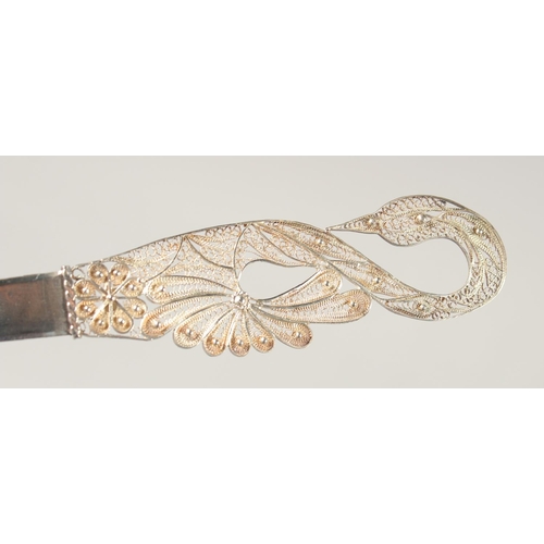 1688 - A SILVER AND FILIGREE SILVER PAPER KNIFE with swan's head. 7.5ins long in a blue velvet box.