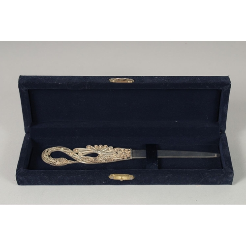 1688 - A SILVER AND FILIGREE SILVER PAPER KNIFE with swan's head. 7.5ins long in a blue velvet box.