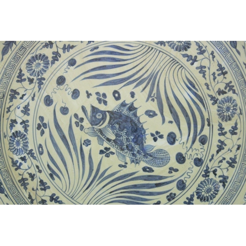 1033 - A VERY LARGE CHINESE MING STYLE BLUE AND WHITE PLATTER on a wooden stand. 3ft diameter.