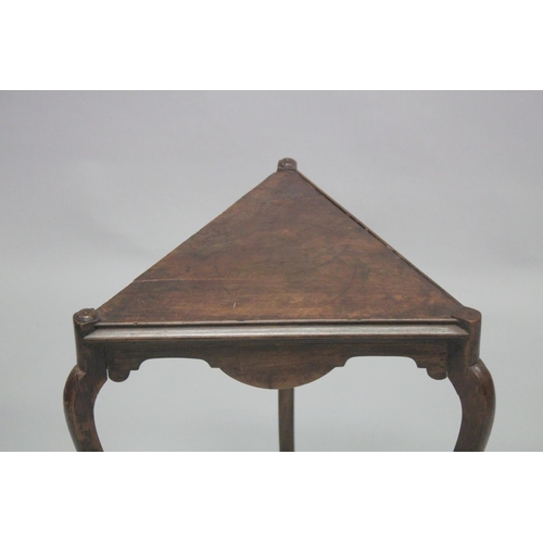 1047 - A TRIANGULAR TOP TABLE.