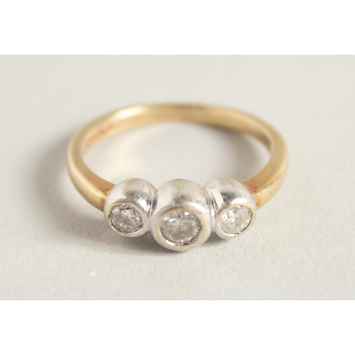 1724 - A THREE STONE DIAMOND RING.