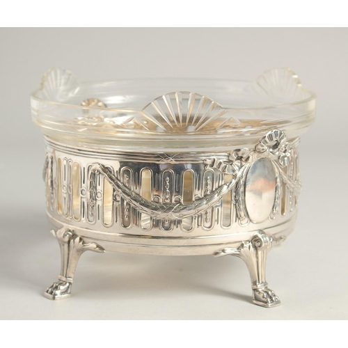 1919 - A CONTINTENTAL .800 SILVER AND GLASS CIRCULAR FRUIT BOWL of Adam design supported on four claw feet.... 