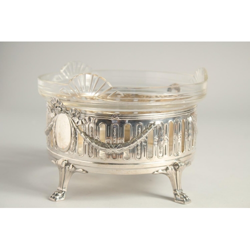 1919 - A CONTINTENTAL .800 SILVER AND GLASS CIRCULAR FRUIT BOWL of Adam design supported on four claw feet.... 