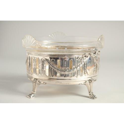 1919 - A CONTINTENTAL .800 SILVER AND GLASS CIRCULAR FRUIT BOWL of Adam design supported on four claw feet.... 