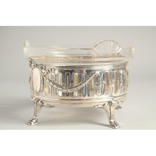 1919 - A CONTINTENTAL .800 SILVER AND GLASS CIRCULAR FRUIT BOWL of Adam design supported on four claw feet.... 