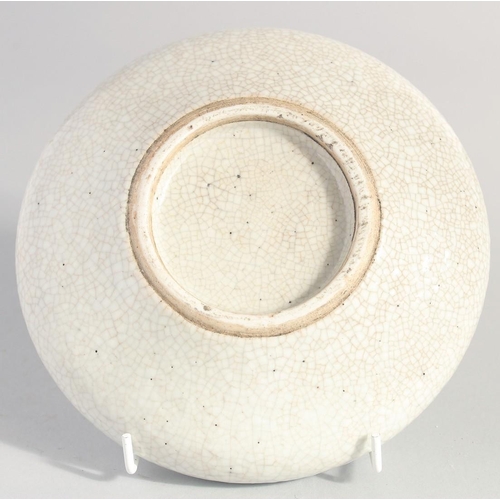 133 - A CHINESE CRACKLE GLAZE CIRCULAR BRUSH WASH, 17.5cm diameter.