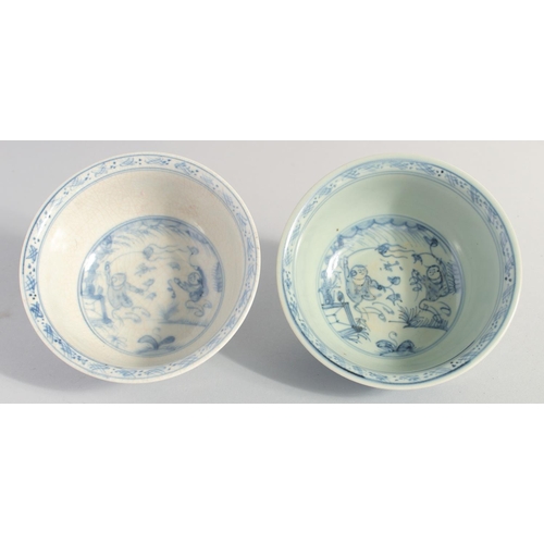 137 - A NEAR PAIR OF CHINESE BLUE AND WHITE PORCELAIN BOWLS, 14cm diameter.