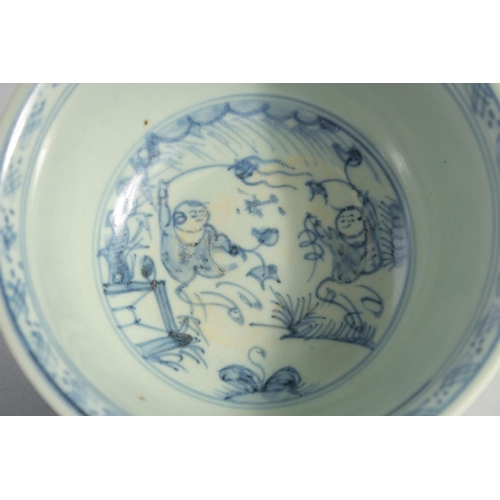 137 - A NEAR PAIR OF CHINESE BLUE AND WHITE PORCELAIN BOWLS, 14cm diameter.