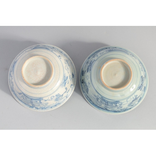 137 - A NEAR PAIR OF CHINESE BLUE AND WHITE PORCELAIN BOWLS, 14cm diameter.