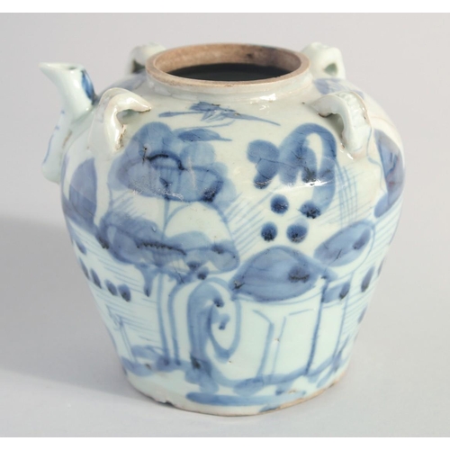 138 - A 19TH CENTURY CHINESE BLUE AND WHITE PORCELAIN WINE EWER, 13cm high.