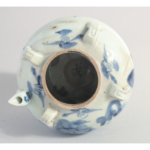 138 - A 19TH CENTURY CHINESE BLUE AND WHITE PORCELAIN WINE EWER, 13cm high.