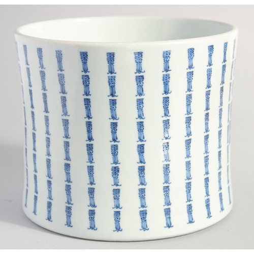 139 - A LARGE CHINESE BLUE AND WHITE PORCELAIN BRUSH POT, with columns of characters, 17cm high.