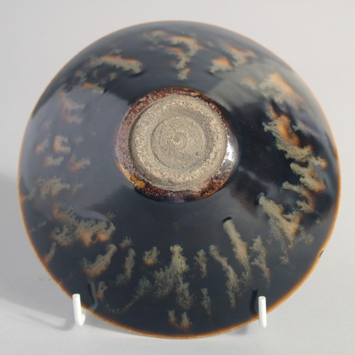 141 - A JIZHOU KILN GLAZED POTTERY BOWL, 16cm diameter.