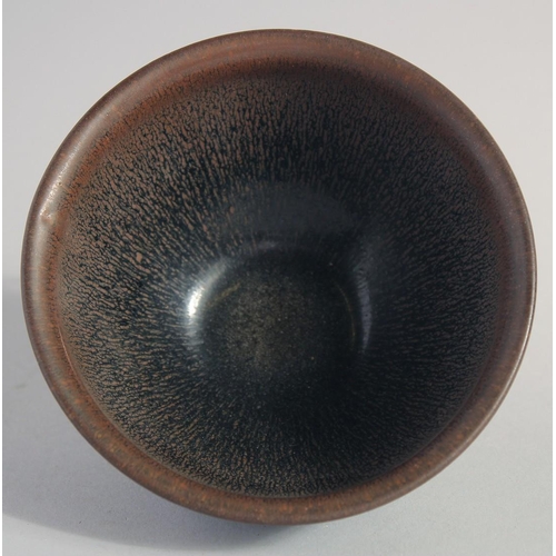 142 - A JIZHOU KILN HARE'S FUR GLAZE POTTERY BOWL, carved mark to base, 12cm diameter.