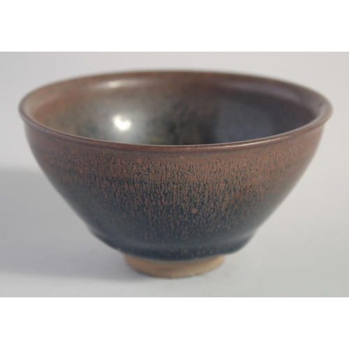 142 - A JIZHOU KILN HARE'S FUR GLAZE POTTERY BOWL, carved mark to base, 12cm diameter.