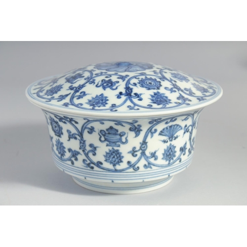 152 - A CHINESE MING STYLE BLUE AND WHITE PORCELAIN BOWL AND COVER, the interior with six-character mark, ... 