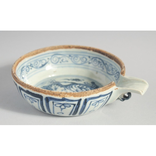 154 - A CHINESE YUAN STYLE BLUE AND WHITE DRAGON BOWL, with spout, 12.5cm diameter (excl. spout).