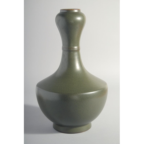 158 - A CHINESE TEA DUST GLAZE GARLIC HEAD VASE, the base with six-character mark, 31cm high.