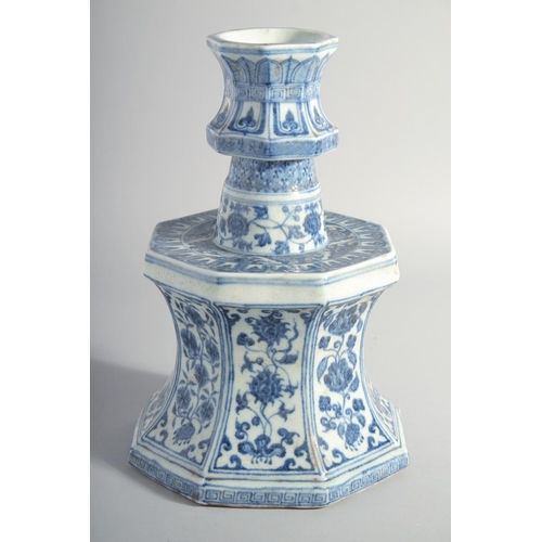 162 - A LARGE CHINESE MING STYLE BLUE AND WHITE PORCELAIN CANDLE STAND, decorated with panels of flora, 29... 