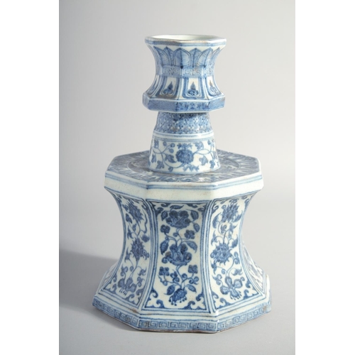 162 - A LARGE CHINESE MING STYLE BLUE AND WHITE PORCELAIN CANDLE STAND, decorated with panels of flora, 29... 