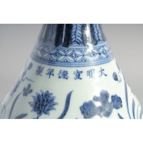 173 - A CHINESE BLUE AND WHITE PORCELAIN YUHUCHUNPIN VASE, painted with fish and algae, 31.5cm diameter.