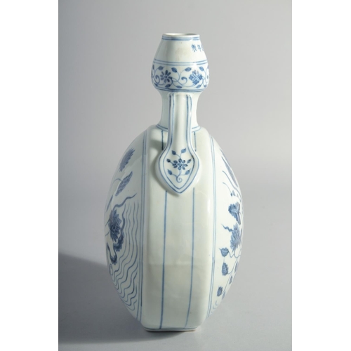 174 - A CHINESE BLUE AND WHITE PORCELAIN TWIN HANDLE MOON FLASK, decorated with a central spray of flora, ... 