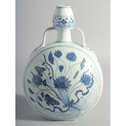 174 - A CHINESE BLUE AND WHITE PORCELAIN TWIN HANDLE MOON FLASK, decorated with a central spray of flora, ... 