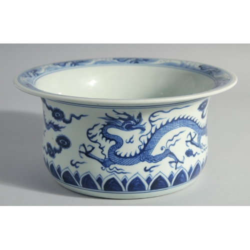 177 - A CHINESE BLUE AND WHITE PORCELAIN BASIN, decorated with dragons, 26cm diameter.