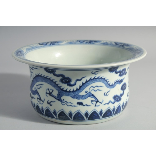 177 - A CHINESE BLUE AND WHITE PORCELAIN BASIN, decorated with dragons, 26cm diameter.