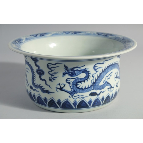 177 - A CHINESE BLUE AND WHITE PORCELAIN BASIN, decorated with dragons, 26cm diameter.