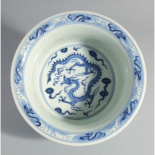 177 - A CHINESE BLUE AND WHITE PORCELAIN BASIN, decorated with dragons, 26cm diameter.