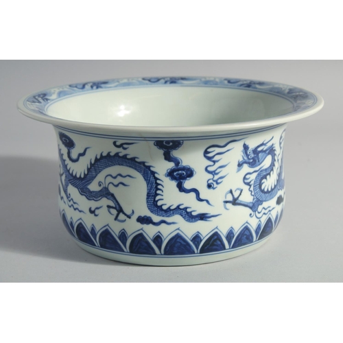 177 - A CHINESE BLUE AND WHITE PORCELAIN BASIN, decorated with dragons, 26cm diameter.