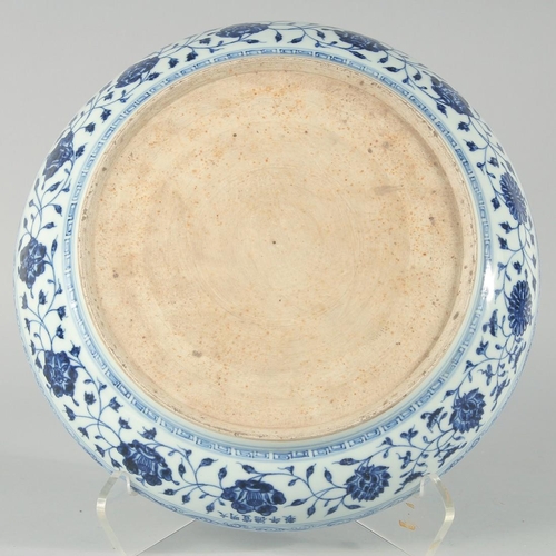 188 - A CHINESE BLUE AND WHITE PORCELAIN CHARGER, decorated with flower heads and vine, 33.5cm diameter.