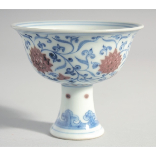 196 - A CHINESE MING STYLE BLUE, WHITE AND UNDERGLAZE RED PEDESTAL CUP, the interior with four-character m... 