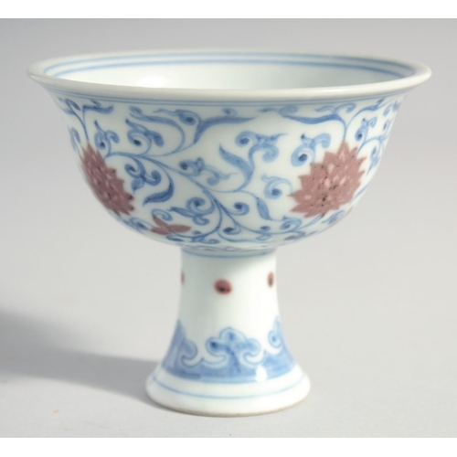 196 - A CHINESE MING STYLE BLUE, WHITE AND UNDERGLAZE RED PEDESTAL CUP, the interior with four-character m... 