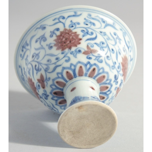 196 - A CHINESE MING STYLE BLUE, WHITE AND UNDERGLAZE RED PEDESTAL CUP, the interior with four-character m... 