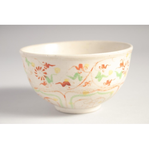 206 - A CHINESE TRI-COLOUR BOWL, 12cm diameter.