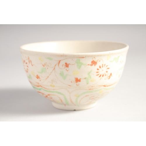 206 - A CHINESE TRI-COLOUR BOWL, 12cm diameter.