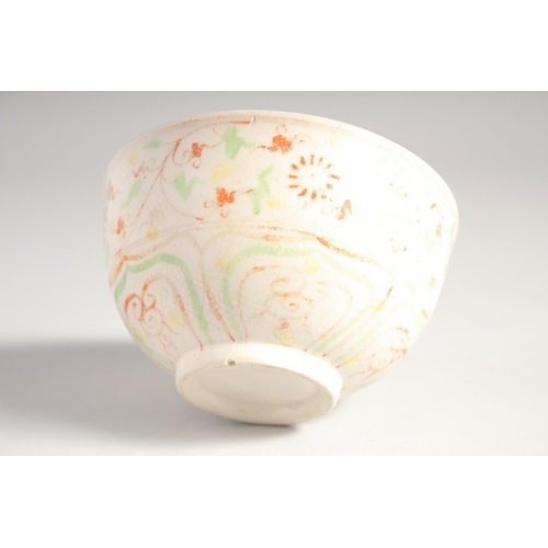 206 - A CHINESE TRI-COLOUR BOWL, 12cm diameter.