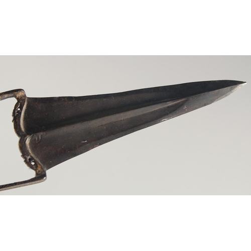 262 - A 19TH CENTURY NORTH INDIAN GOLD INLAID STEEL KATAR DAGGER, 29.5cm long.