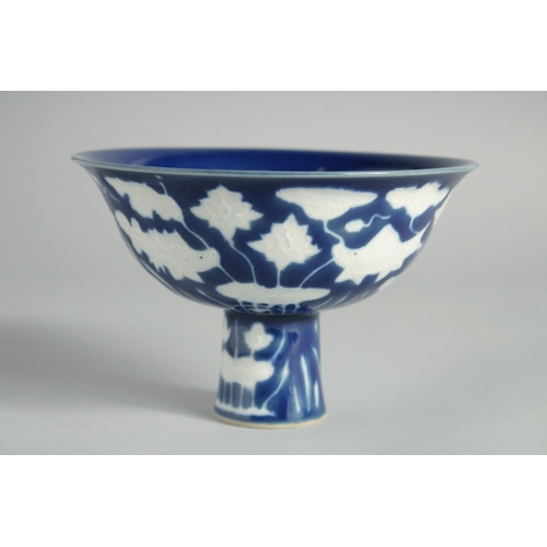 109 - A CHINESE SACRIFICIAL BLUE AND WHITE STEM CUP, the exterior decorated with fish and aquatic flora, t... 